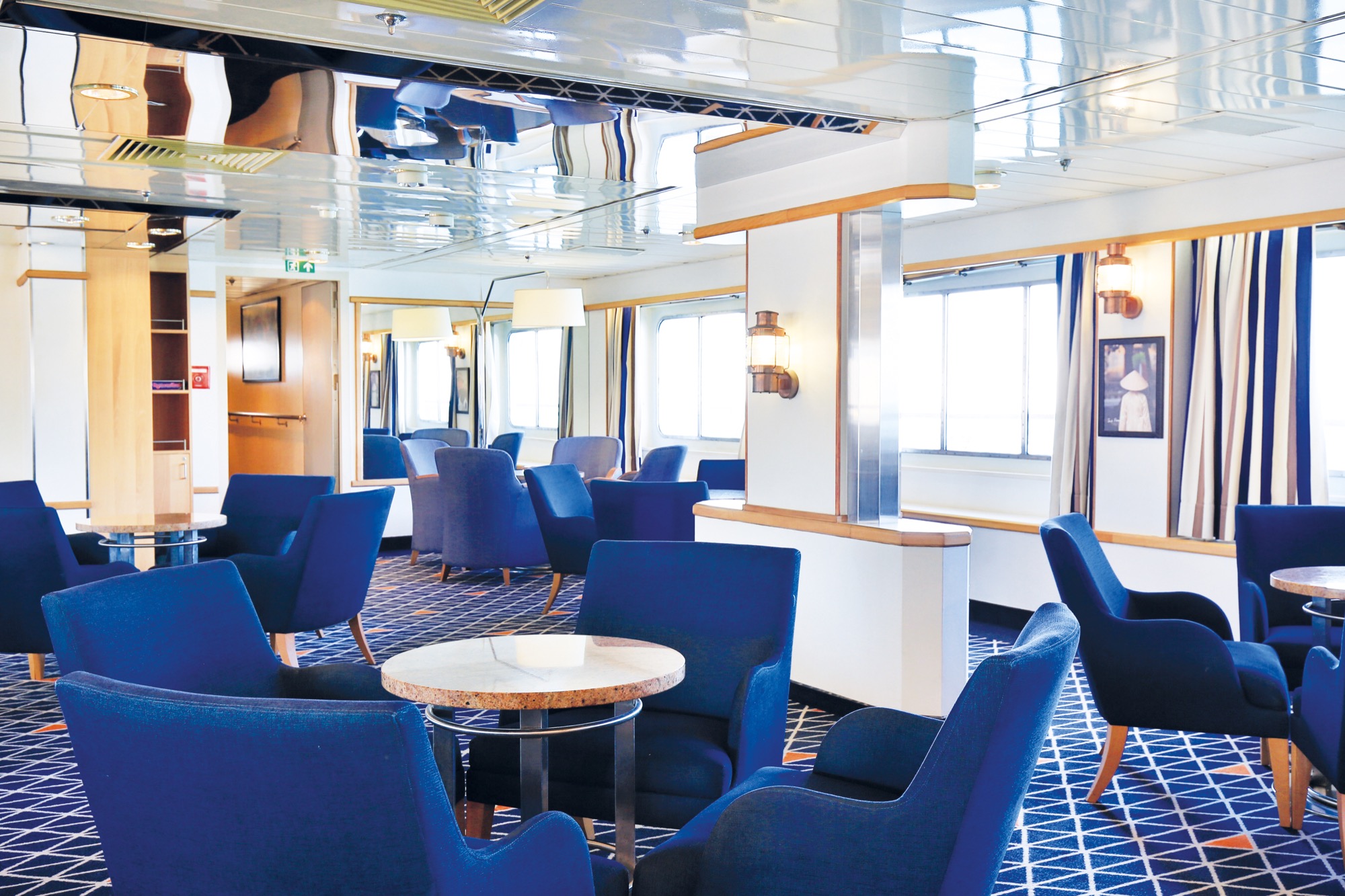 CroisiEurope La Belle des Oceans Bar 4.jpg